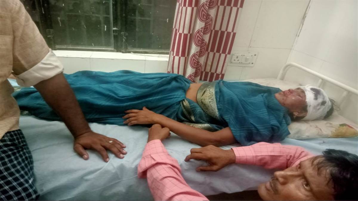 17 injured in road accident max carrying pilgrims crashes near shikohabad