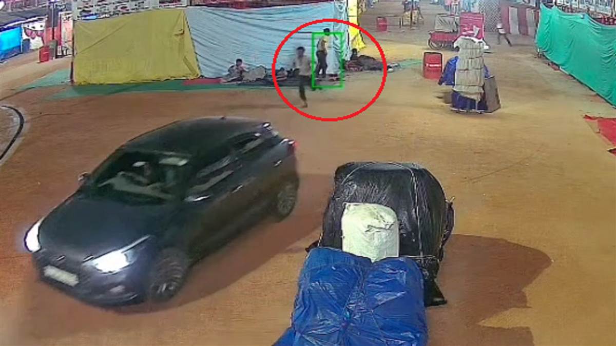 ncr ghaziabad news car runs over people at ramlila maidan three injured