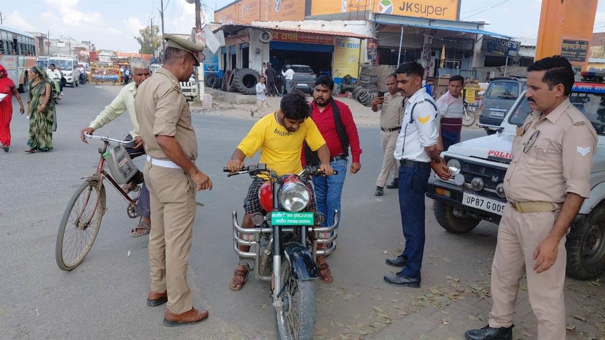 kasganj news traffic police challans 113 vehicles for violations
