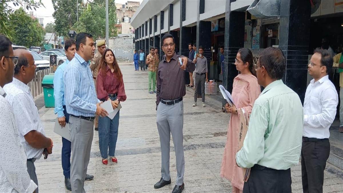 ncr ceo of noida godavari market is furious after seeing the slow pace of renovation work
