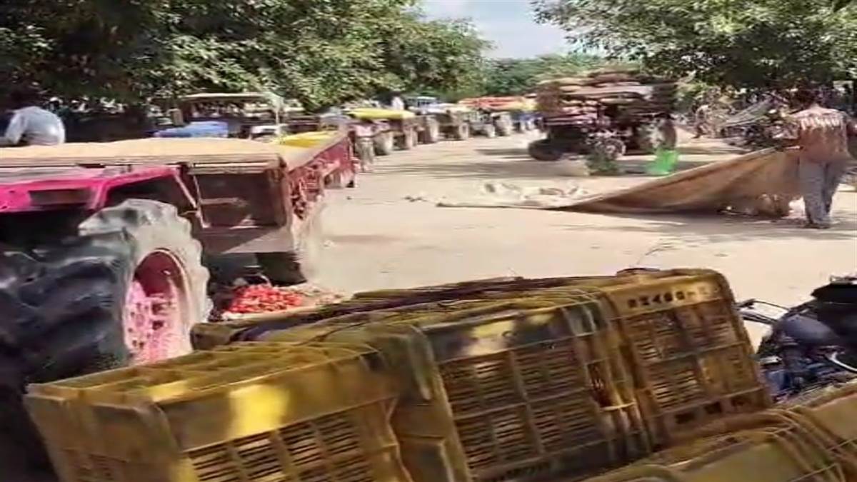 farmers block road in hasanpur over paddy procurement