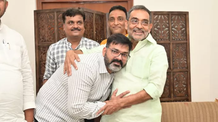 पवन सिंह से हुए जख्म को उपेंद्र कुशवाहा ने मंगलवार को भुला दिया (फोटो: @BJP4Bihar)