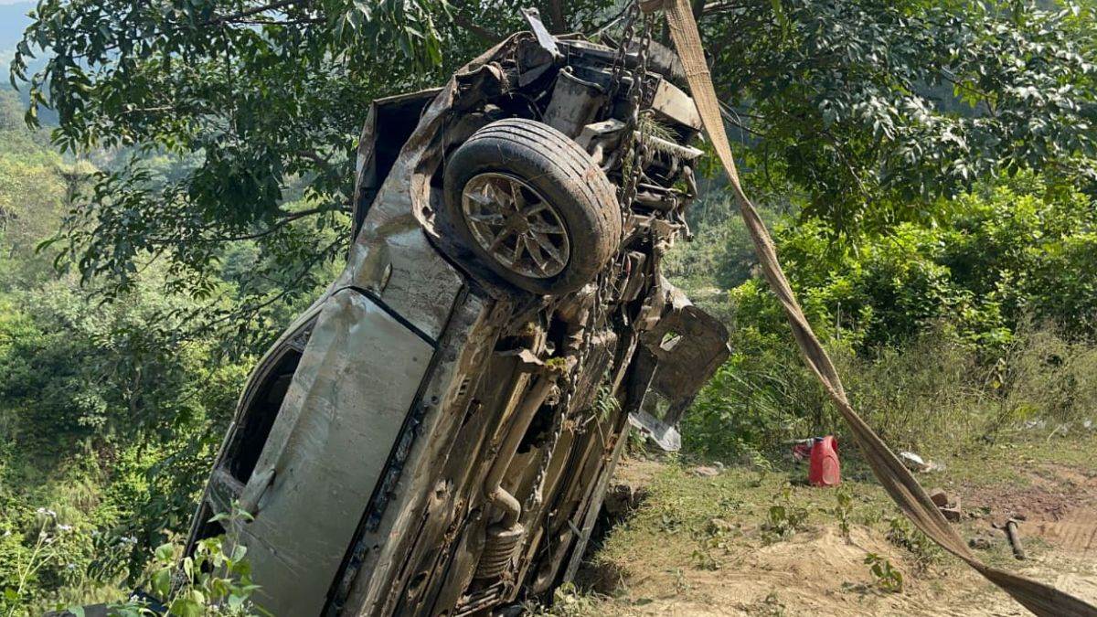 car lost control and fell into a deep ditch badly damaged locals rushed to the scene