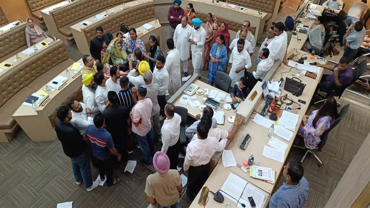 chaos erupts at chandigarh municipal corporation house meeting adjourned for a while congress and aap councillors sit on floor