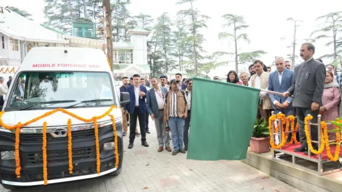 शिमला में मोबाइल फॉरेंसिक वैन को हरी झंडी देते मुख्यमंत्री सुखविंदर सिंह सुक्खू।