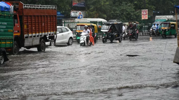 वर्षा के बाद जलभराव और वीवीआइपी मूवमेंट ने थामी वाहनों की रफ्तार