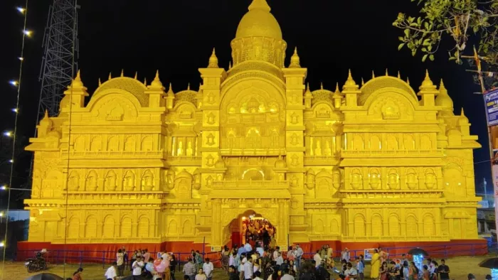 कोलकाता के विक्टोरिया मेमोरियल की तर्ज पर बना सरायढेला स्टील गेट। (जागरण)