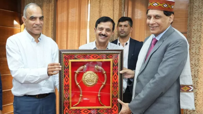मुख्य सचिव प्रबोध सक्सेना को सम्मानित करते अतिरिक्त मुख्य सचिव केके पंत। जागरण