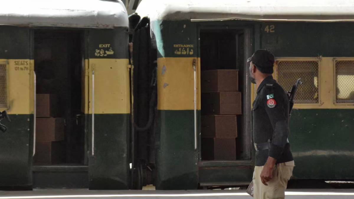 quetta bomb blast suicide attack near fc headquarters kills10