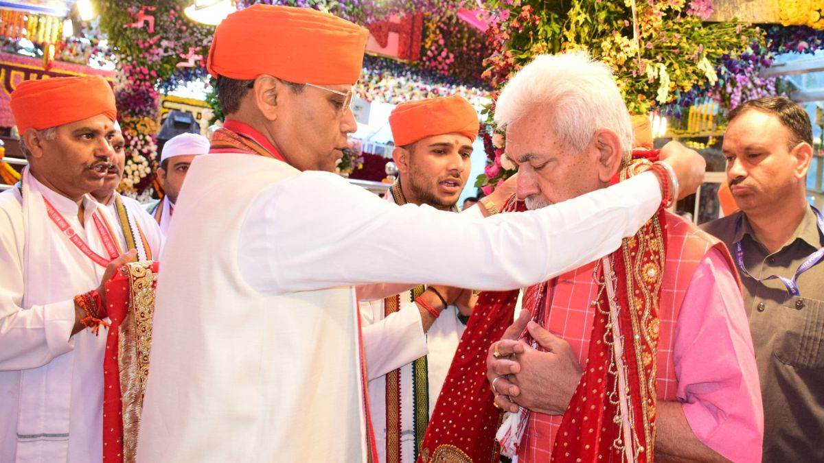 lg manoj sinha visited the shrine of maa vaishno devi with devotees on maha ashtami during navratri the shrine reverberated with chants
