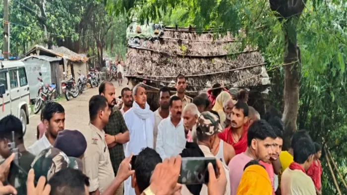 भाई की मौत के बाद घटनास्थल पर लगी भीड़