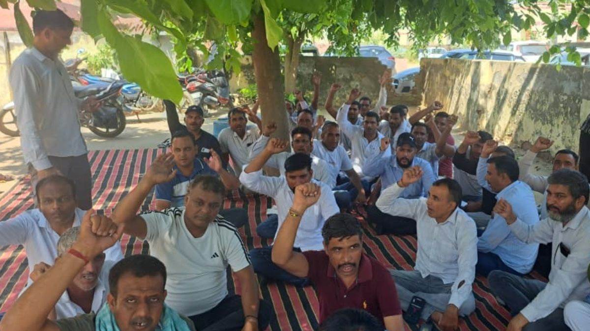 angry electricity corporation employees staged a protest in haryana after no action was taken in the case of assault on an employee