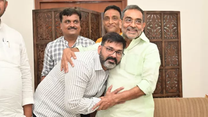 अभिनेता पवन सिंह उपेंद्र कुशवाहा से मिलने पहुुंचे।
