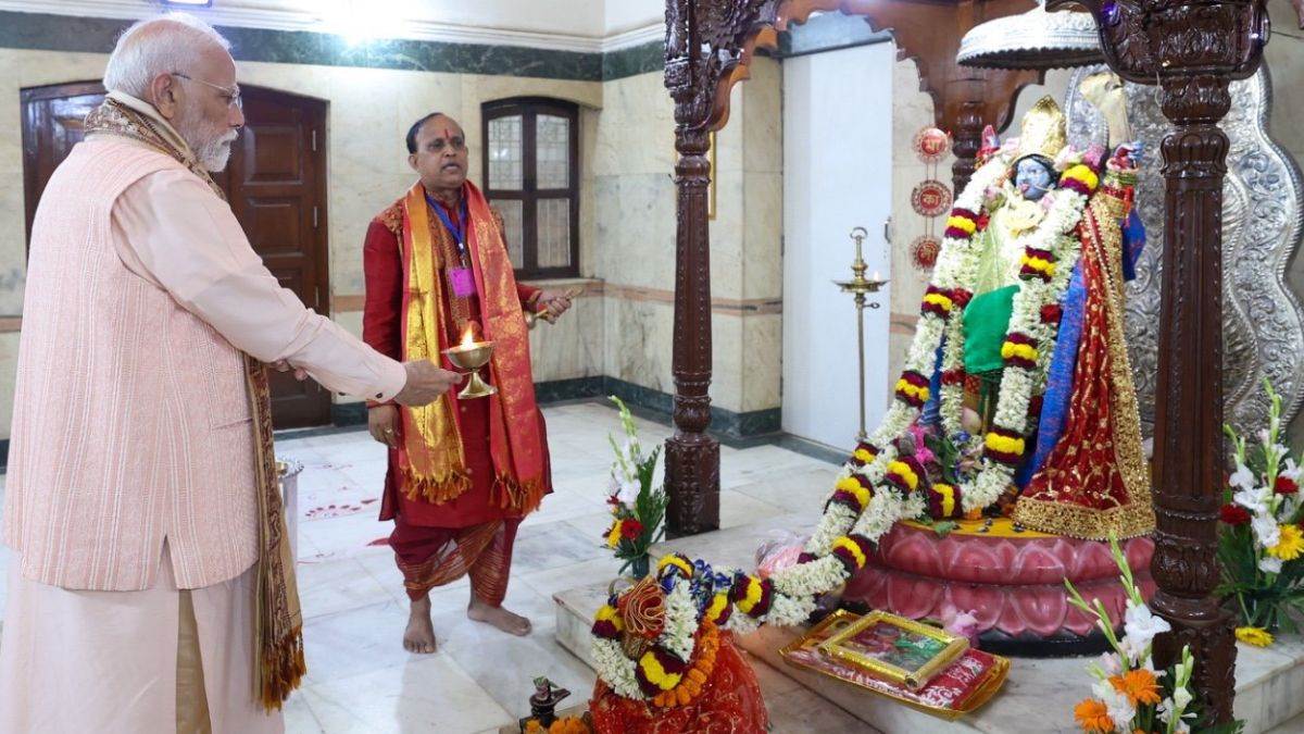 ncr pm modi worships at delhi chitranjan park kali mandir on mahaashtami