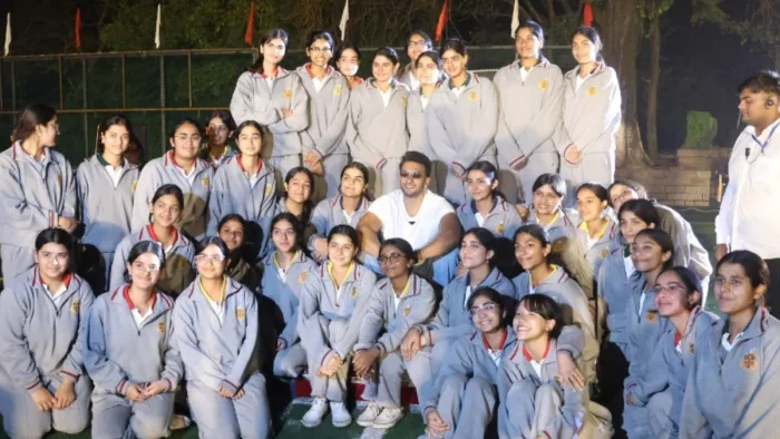 द लॉरेंस स्कूल सनावर में बच्चों के साथ अभिनेता रणवीर सिंह। सौ. स्कूल