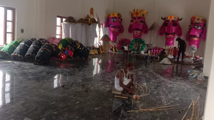 हरियाणा के जींद में रावण बनाते हुए कर्मचारी (जागरण फोटो)