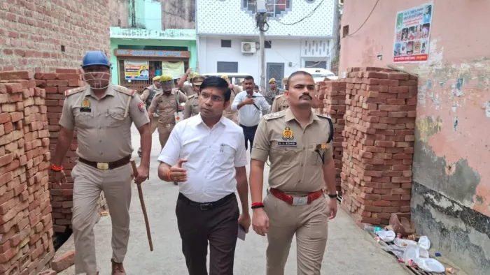 शिक्षकों के धरनास्थल पर पहुंचे डीएम और एसपी।
