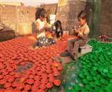 मेरठ में रंग-बिरंगे दीयों से बाजार सज गया है।