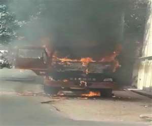 गांधी नगर में जलती नगर निगम की कूड़ा उठाने वाली गाड़ी।