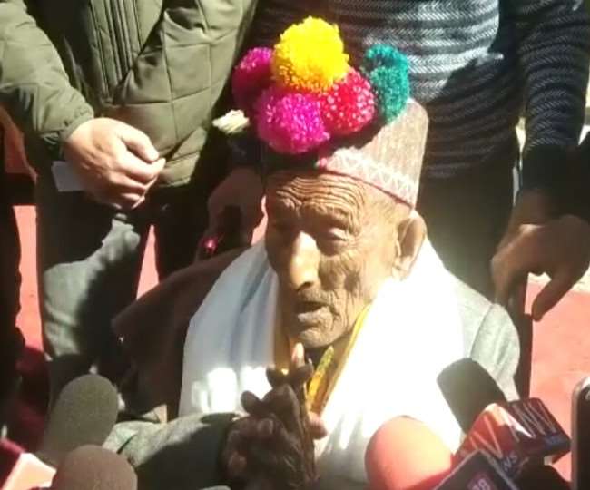 हिमाचल उपचुनाव: देश के प्रथम मतदाता 104 वर्षीय श्‍याम सरन नेगी पहुंचे वोट  डालने, बिछी रेड कारपेट - Himachal By Election Red Carpet Laid for India  First Voter 104 Year Old Shyam ...