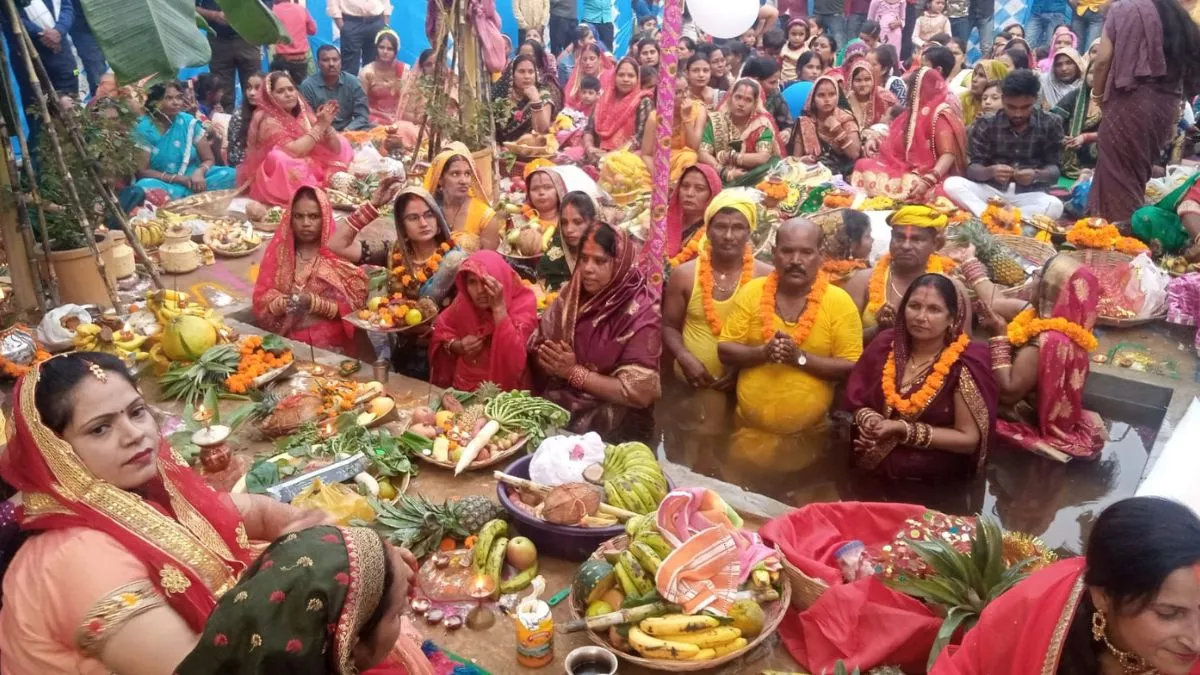 Chhath Puja 2022: वेस्‍ट यूपी में सूर्य को अर्घ्य देकर छठ मैया की पूजा, गीतों से गुंजायमान हुए घाट