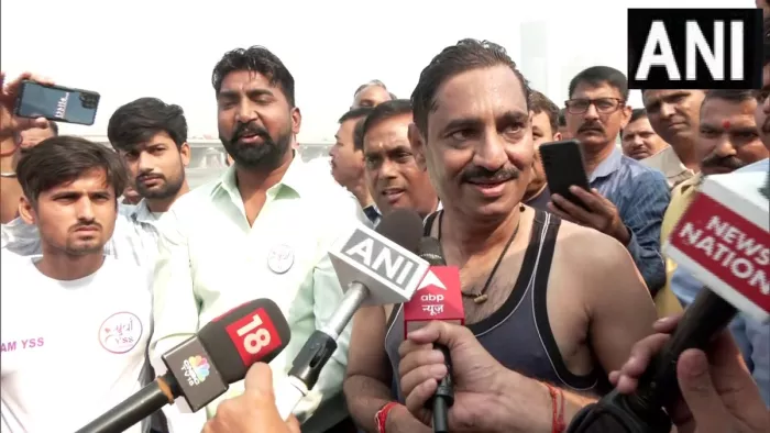 दिल्ली जल बोर्ड के डायरेक्टर ने यमुना के पानी से किया स्नान, भाजपा सांसद ने किया था चैलेंज