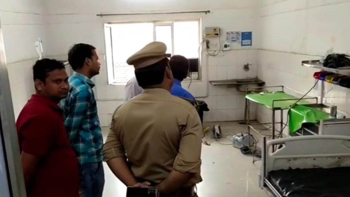fight between medical staff and attendants in emergency ward of etawah district hospital after death of patient