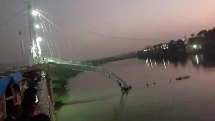 गुजरात के मच्छु नदी पर बने केबल पुल के टूटने से 60 लोगों की मौत हुई।