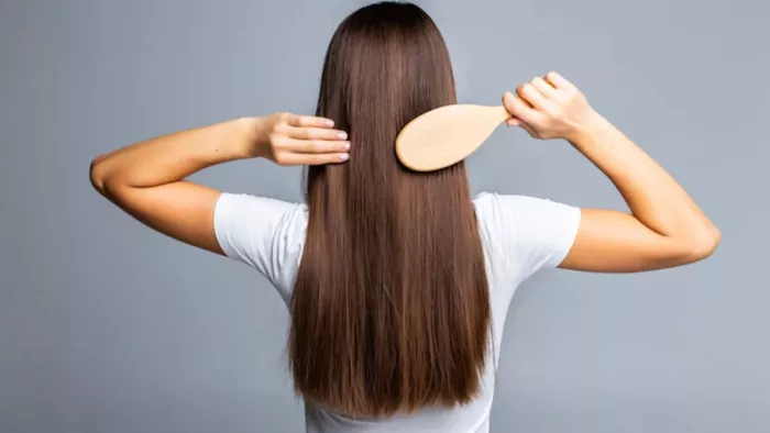 Hair Growth: सोने से पहले अपने बालों में कंधी जरूर करें।