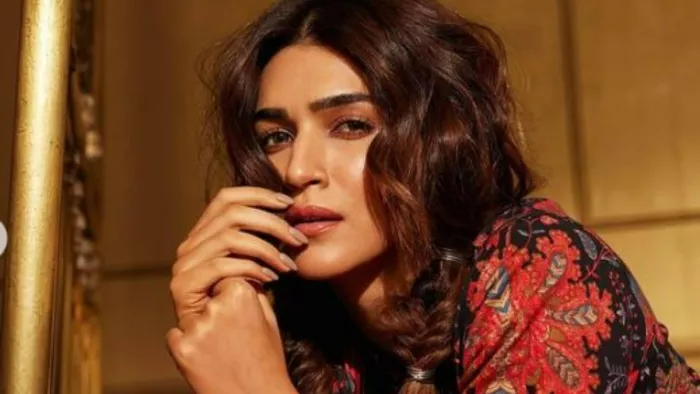 Kriti Sanon New Look Kriti Sanon flaunts perfect figure in traditional avatar.