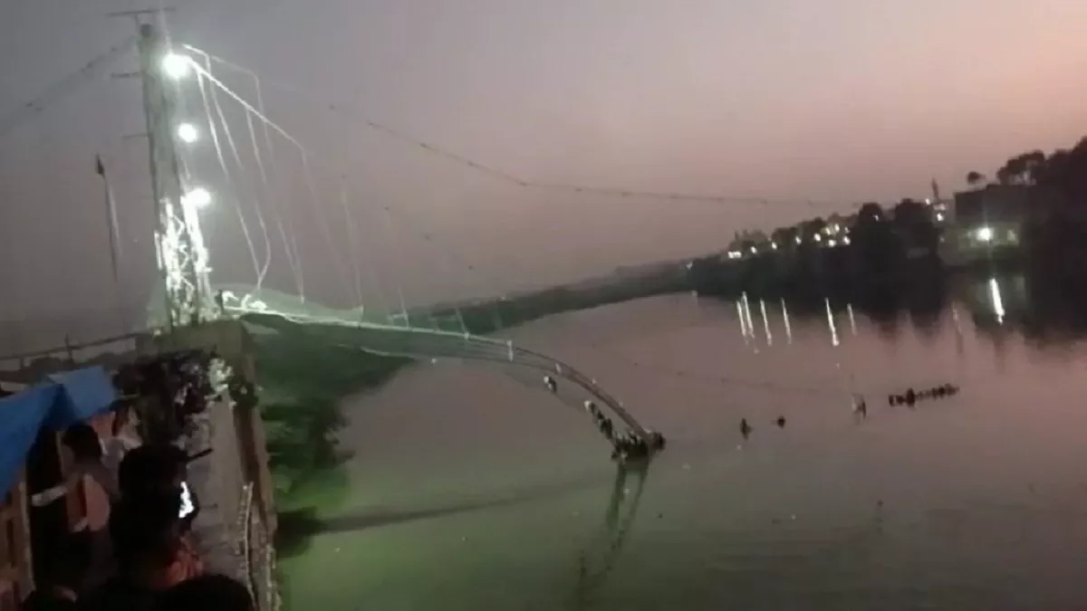Gujarat: मोरबी के मच्छु नदी पर बने ब्रिज पर लगभग 300 से अधिक लोग थे मौजूद, देखें घटना की दर्दनाक तस्वीरें