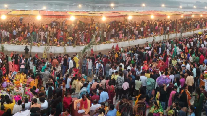 Chhath Puja 2022: रविवार शाम को डूबते सूर्य को अर्घ्य देने की तैयारी शुरू हो चकी है। फाइल फोटो