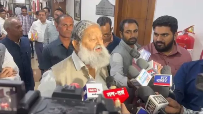 गृह मंत्री अनिल विज ने अधिकारियों को दिए निर्देश