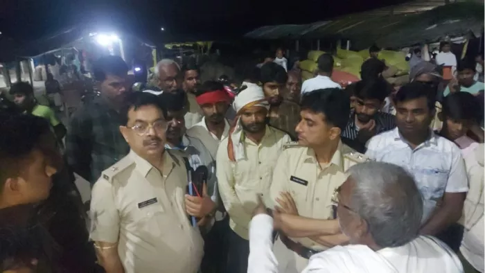 आक्रोशित लोगों को समझाते डीएसपी नजीब अनवर। ( जागरण फोटो)