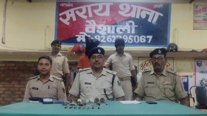सराय थाना के पुलिस पदाधिकारी के साथ गिरफ्तार युवक व बरामद सामान