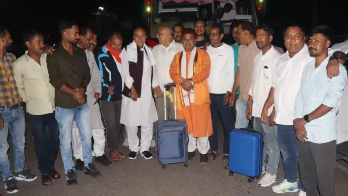 35 पूर्व पार्षद सहित 45 की टोली के साथ चंद्रशेखर ओडिशा रवाना, रघुवर दास के शपथ समारोह में होंगे शामिल