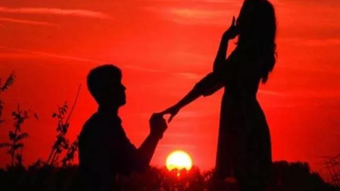 Agra News: पत्नी बोली एक महीने फोन पर बात करेंगे, प्यार होने पर साथ रहेंगे