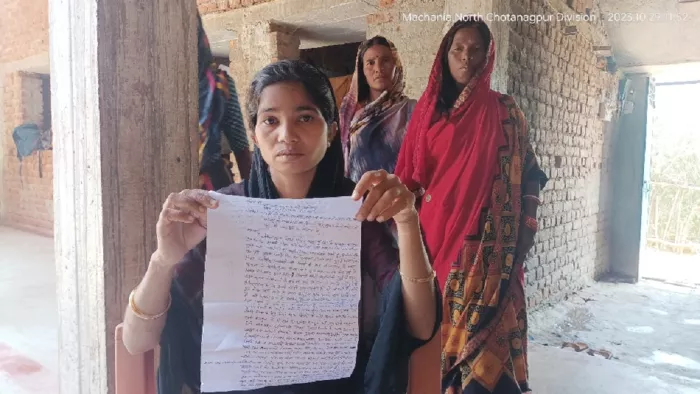 तिसरी के भूराई गांव में महिला समूह के महिला के साथ पीड़ित महिला रुकसाना खातून थाना को दिए आवेदन दिखाते।
