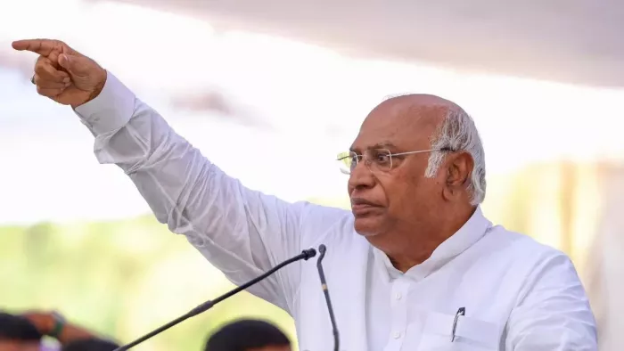 आंध्र प्रदेश रेल हादसे को लेकर मल्लिकार्जुन खरगे ने केंद्र सरकार पर साधा निशाना। फाइल फोटो।