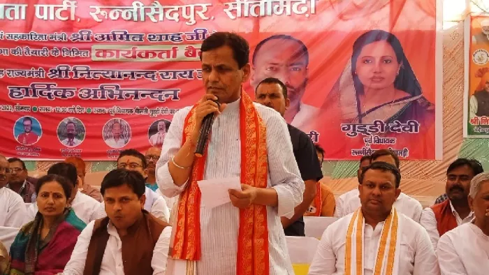 कार्यकर्ताओं को संबोधित करते हुए केंद्रीय गृह राज्य मंत्री नित्यानंद राय व मंच पर मौजूद अन्य नेता।