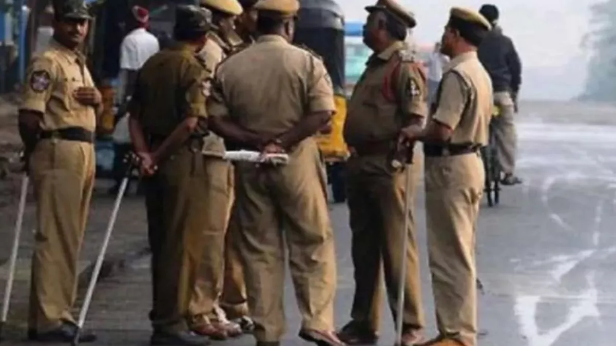 नोएडा में संदिग्ध परिस्थिति में दो व्यक्तियों की मौत, जांच में जुटी पुलिस -  ncr Two persons died under suspicious circumstances in Noida police engaged  in investigation