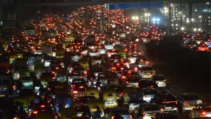 Delhi Traffic News: सड़कों पर वाहनों की लंबी कतार। फोटो जागरण