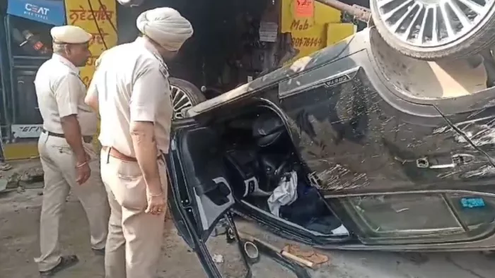 हादसे के बाद दुकान से टकराकर पलटी कार। जागरण