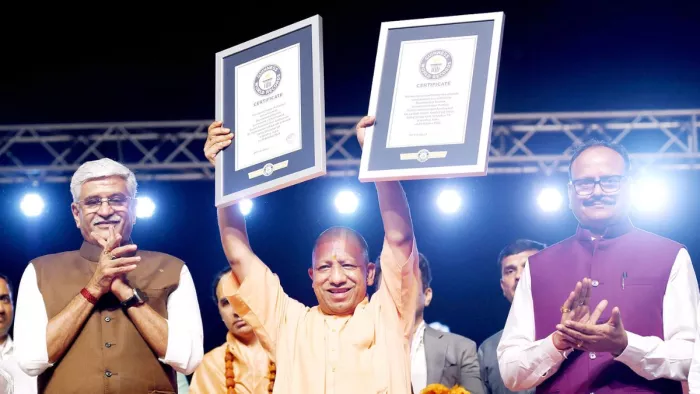 गिनीज बुक ऑफ वर्ल्ड रिकॉर्ड के सर्टिफिकेट दिखाते हुए मुख्यमंत्री योगी आदित्यनाथ।