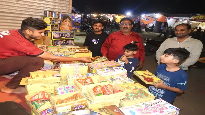 धनतेरस पर कचहरी क्लब में लगी पटाखा की दुकान। जागरण