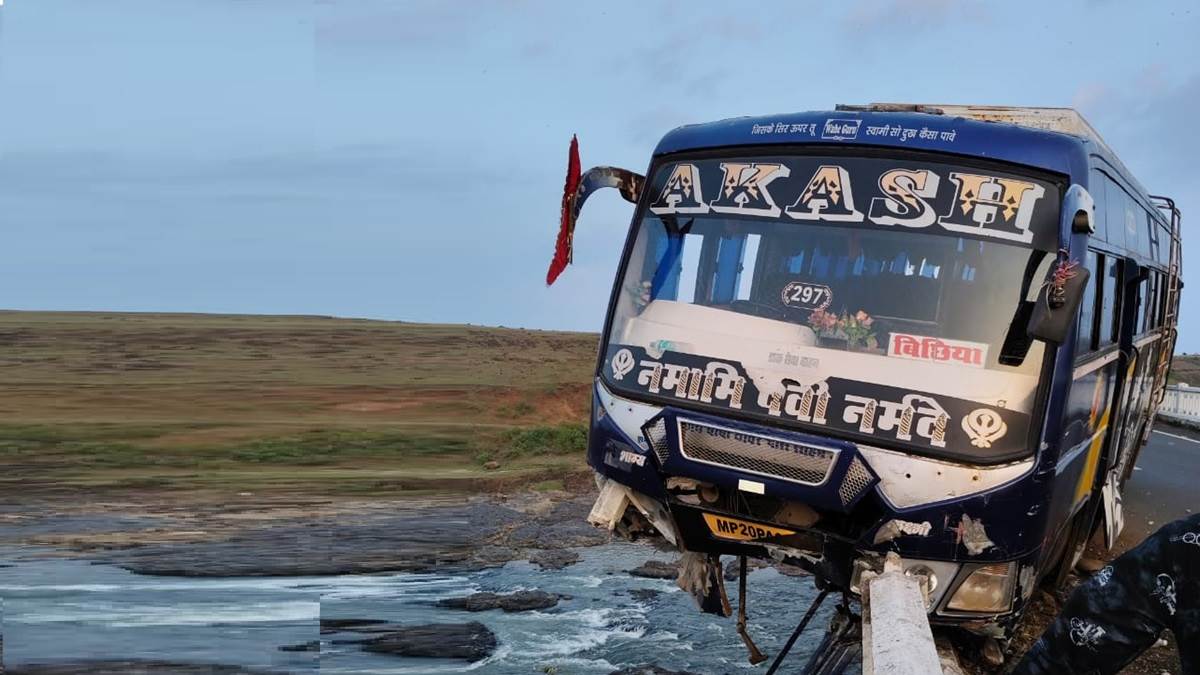 mp news bus broke the railing of the bridge and hung in the air 50 passengers were in danger