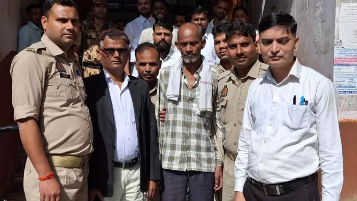 फांसी की सजा के बाद आरोपी राजवीर सिंह पुलिस की गिरफ्त में।