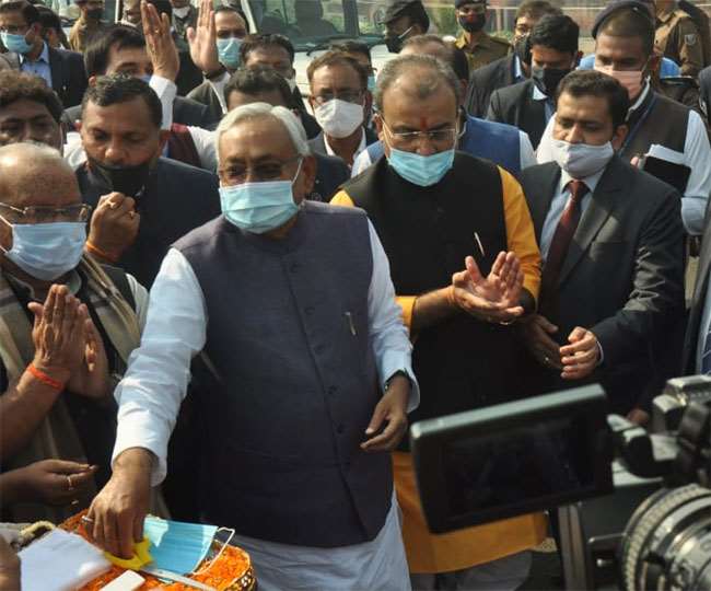पटना में एलिवेटेड कॉरिडॉर का उद्घाटन करते सीएम नीतीश कुमार। तस्वीर: जागरण।