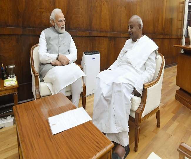 प्रधानमंत्री नरेंद्र मोदी ने पूर्व PM एचडी देवगौड़ा से संसद भवन में की मुलाकात