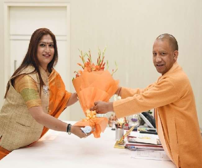 लखनऊ में मंगलवार को मुख्यमंत्री योगी आदित्यनाथ से मुलाकात करने पहुंचीं किन्नर कल्याण बोर्ड की उपाध्यक्ष सोनम किन्नर।